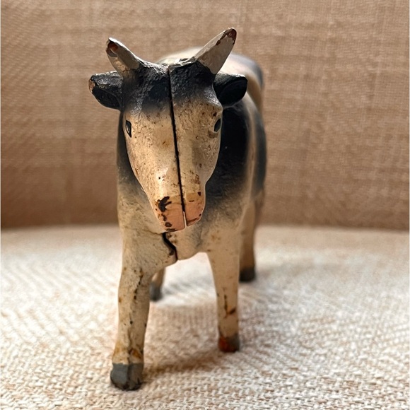 Vintage 1950’s Cast Iron Cow piggy bank. 3 inches tall. Marked Catskill Mts. - Picture 7 of 8